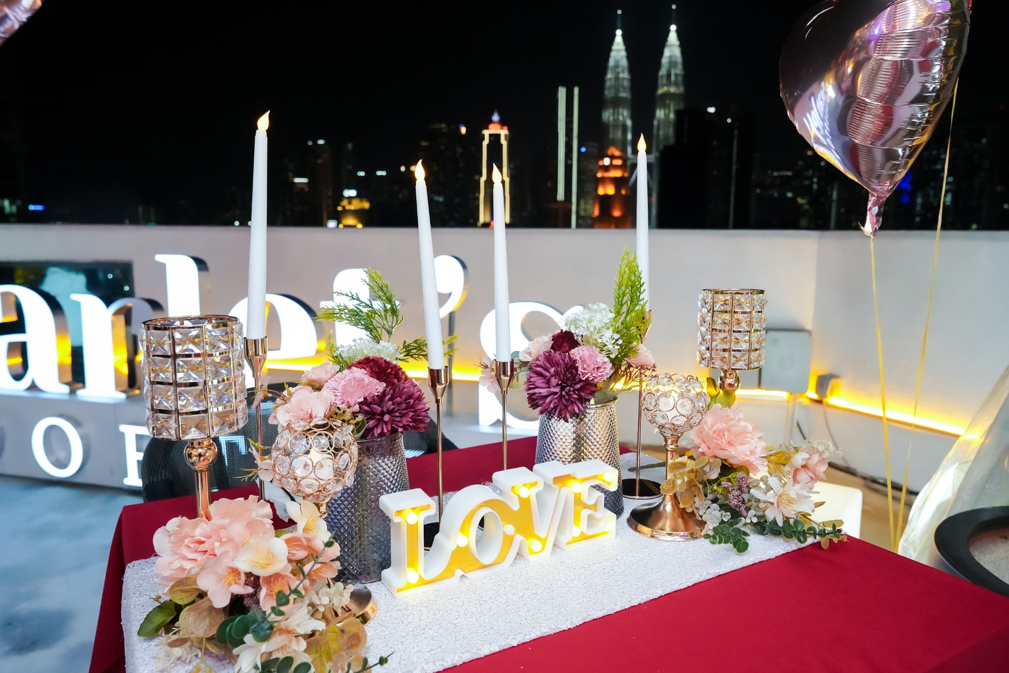Dekorasi meja, bunga dan lilin untuk sambutan anniversary