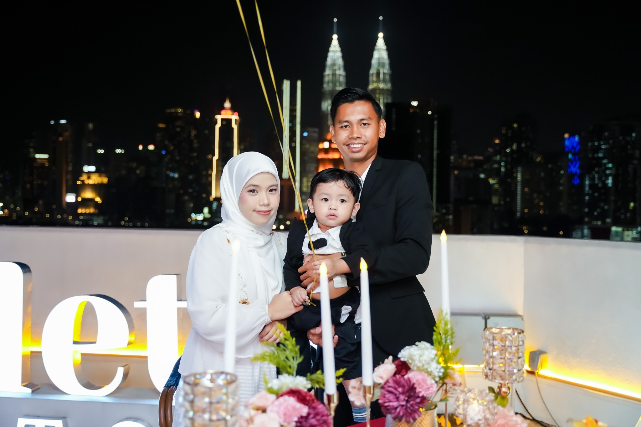 Potret keluarga semasa sambutan anniversary di Scarlett Rooftop