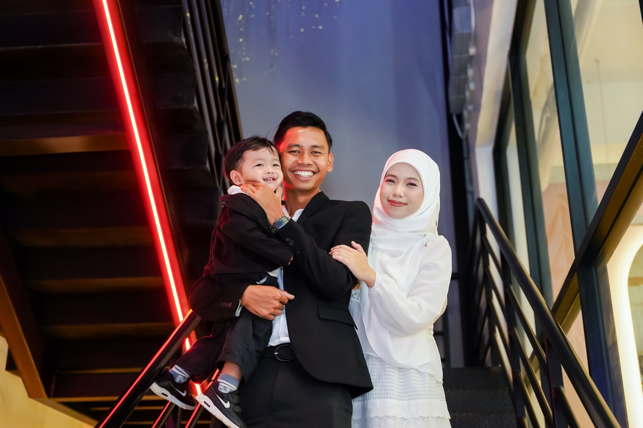 Senyuman Wawa sekeluarga semasa sesi anniversary
