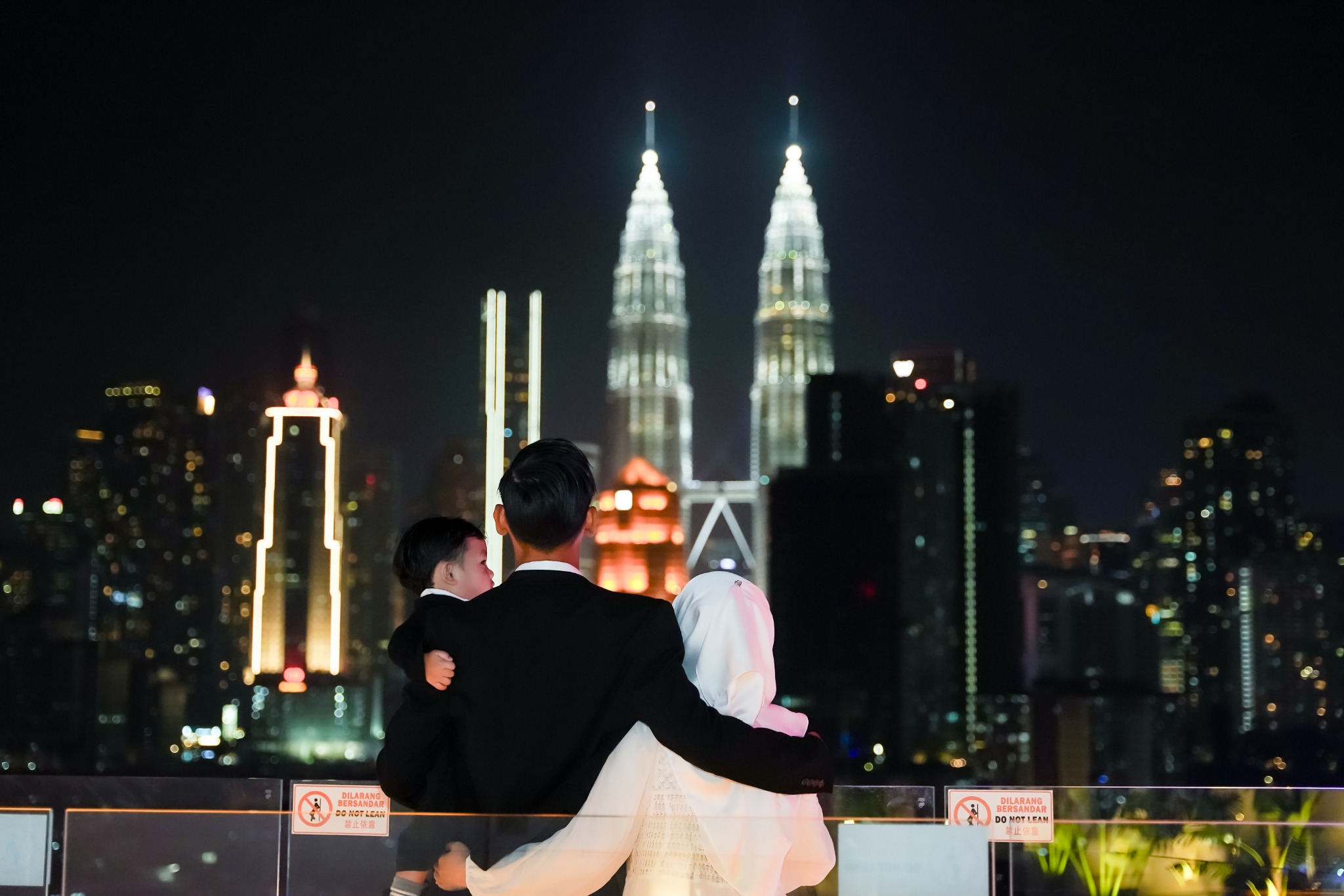 Wawa sekeluarga menikmati pemandangan KLCC pada waktu malam