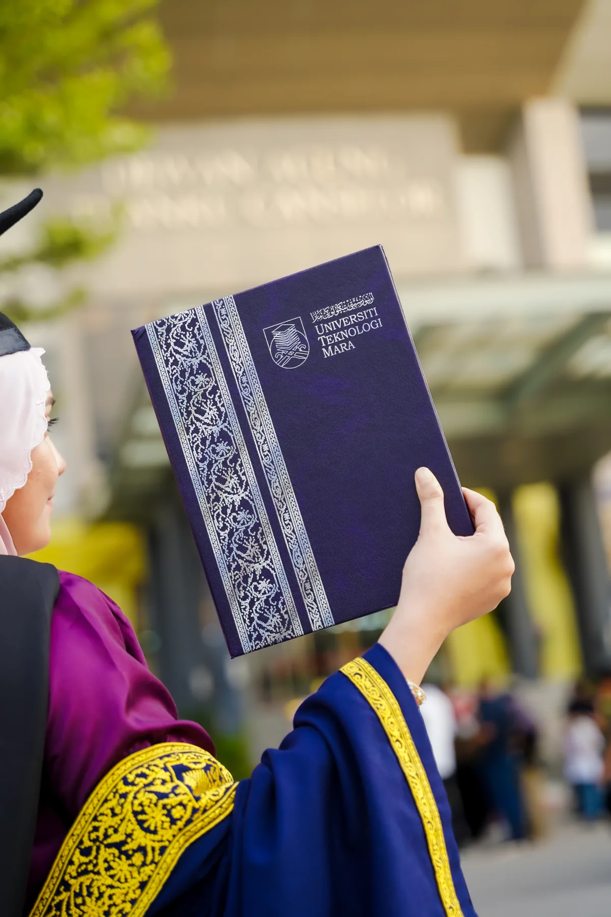 Detail jubah dan skrol graduasi